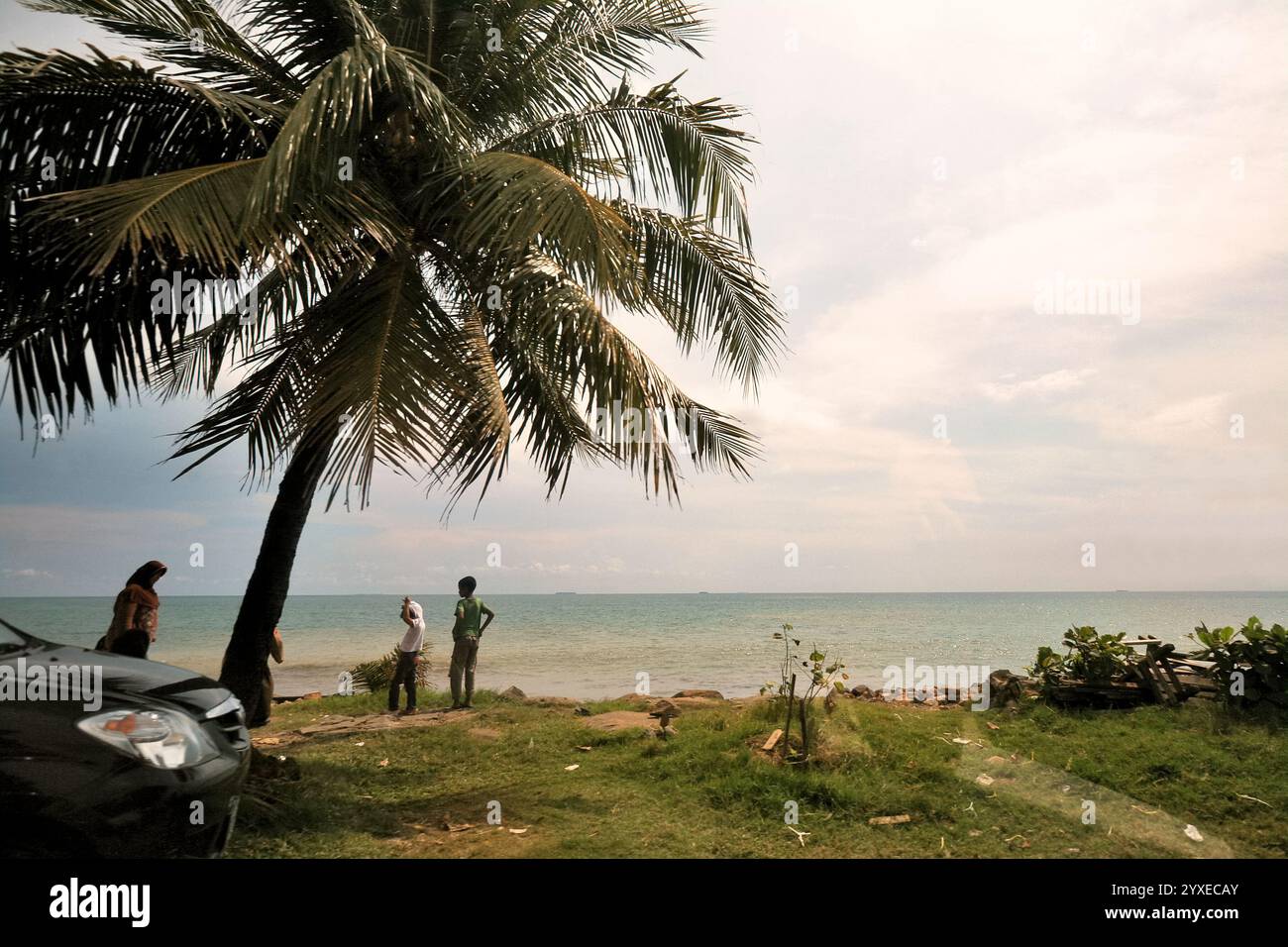 Une famille ayant du temps de loisirs sur une plage à Padang, West Sumatra, Indonésie. Banque D'Images