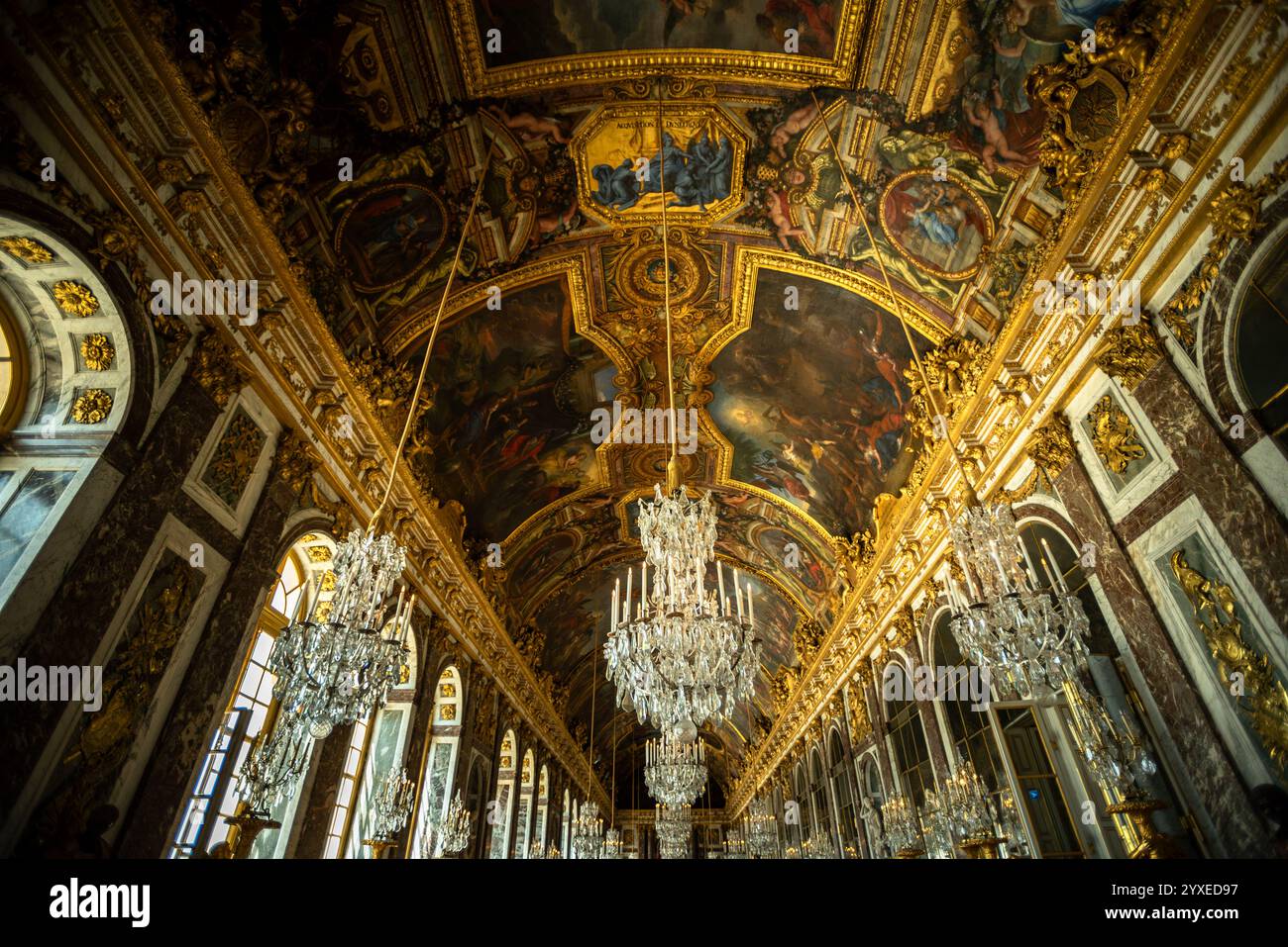 Fresques de plafond emblématiques et lustres dans la Galerie des glaces du château de Versailles - Versailles, France Banque D'Images