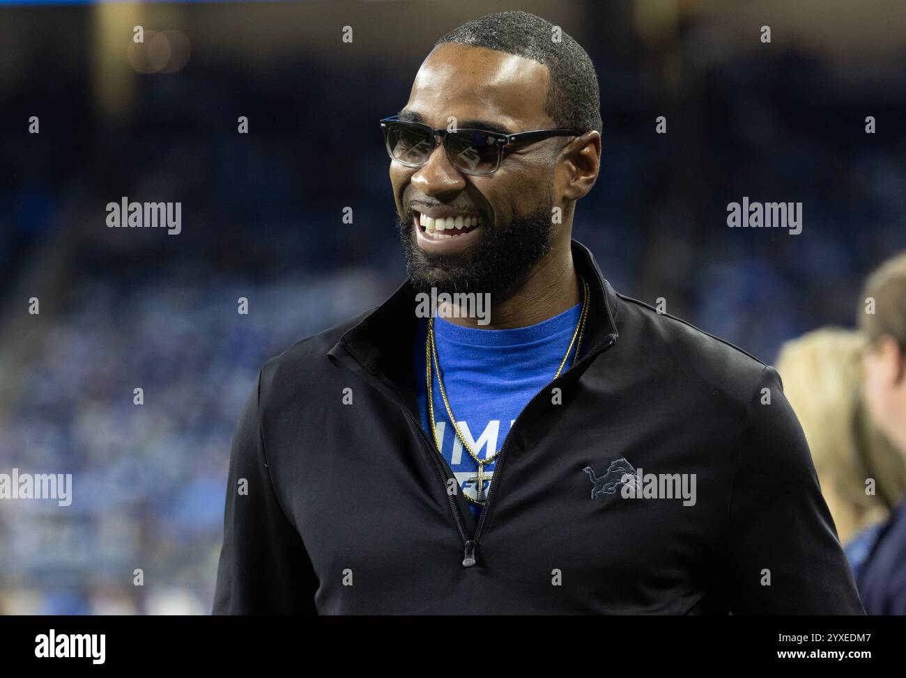 Detroit, États-Unis. 15 décembre 2024. L’ancien receveur des Lions de Détroit, Calvin Johnson, sourit sur la touche avant le match contre les Bills de Buffalo au Ford Field à Détroit, Michigan, le dimanche 15 décembre 2024. Photo de Rena Laverty/UPI crédit : UPI/Alamy Live News Banque D'Images
