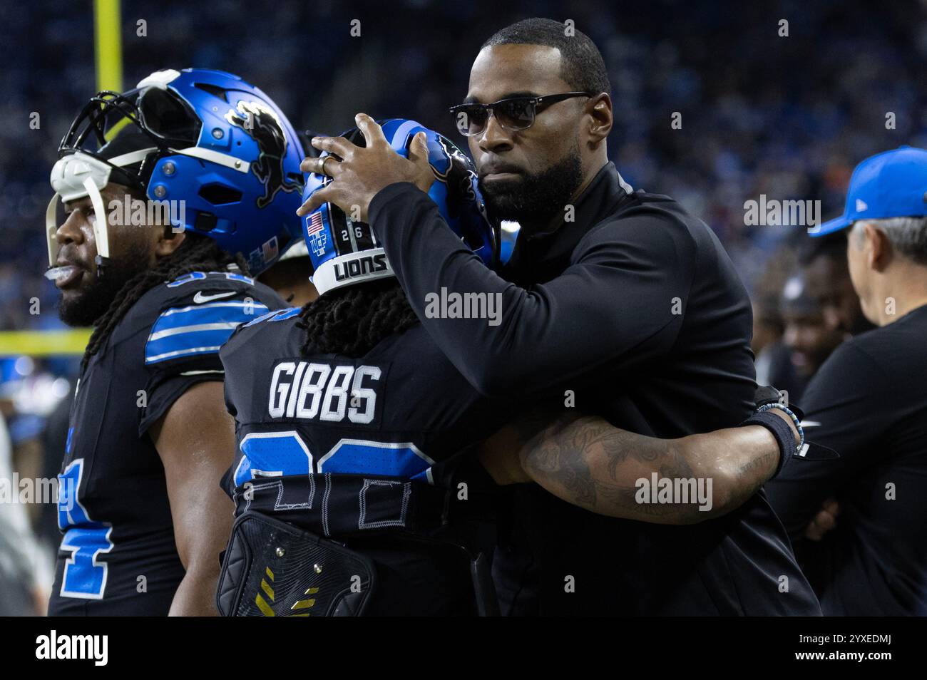 Detroit, États-Unis. 15 décembre 2024. L'ancien receveur des Lions de Détroit, Calvin Johnson, embrasse Jammer Gibbs sur la ligne de touche avant le match contre les Bills de Buffalo au Ford Field à Detroit, Michigan, le dimanche 15 décembre 2024. Photo de Rena Laverty/UPI crédit : UPI/Alamy Live News Banque D'Images