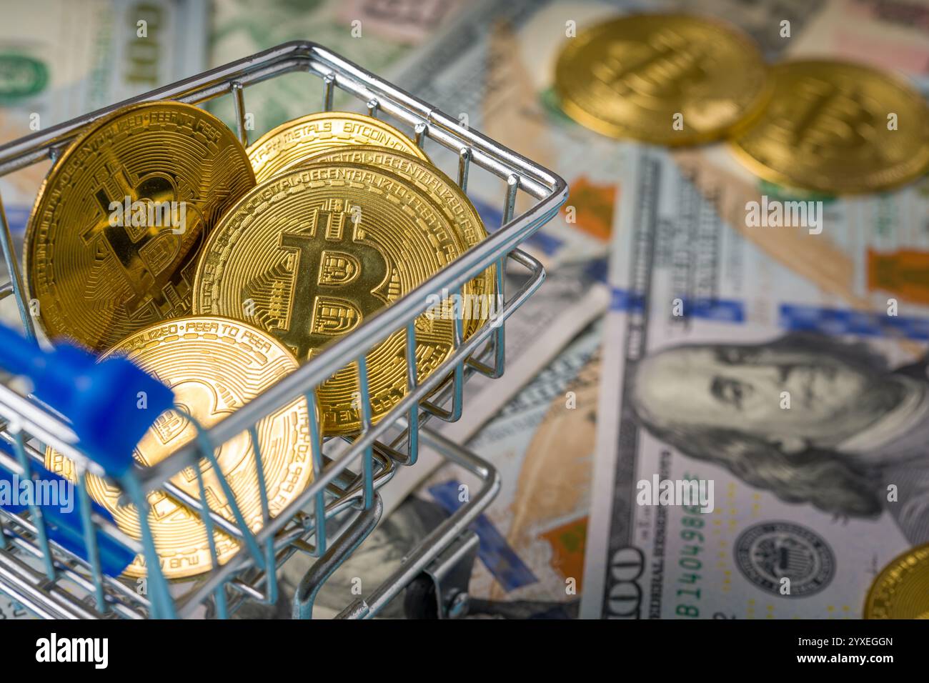 Pièces bitcoin d'or assis sur 100 dollars dans le panier. Concept de crypto-monnaie Bitcoin Banque D'Images