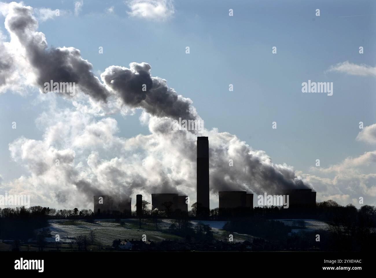 Dossier photo datée du 10/02/09 de la centrale électrique de Ratcliffe on Soar près de Nottingham. Une «approche politique holistique» est essentielle pour réduire les émissions de CO2 et le changement climatique, selon une étude. Des chercheurs de l’Université d’Édimbourg affirment que le gouvernement britannique doit adopter une approche plus équilibrée qu’il ne le fait actuellement lorsqu’il choisit la meilleure méthode pour éliminer les émissions de CO2 de l’atmosphère. Date d'émission : lundi 16 décembre 2024. Banque D'Images