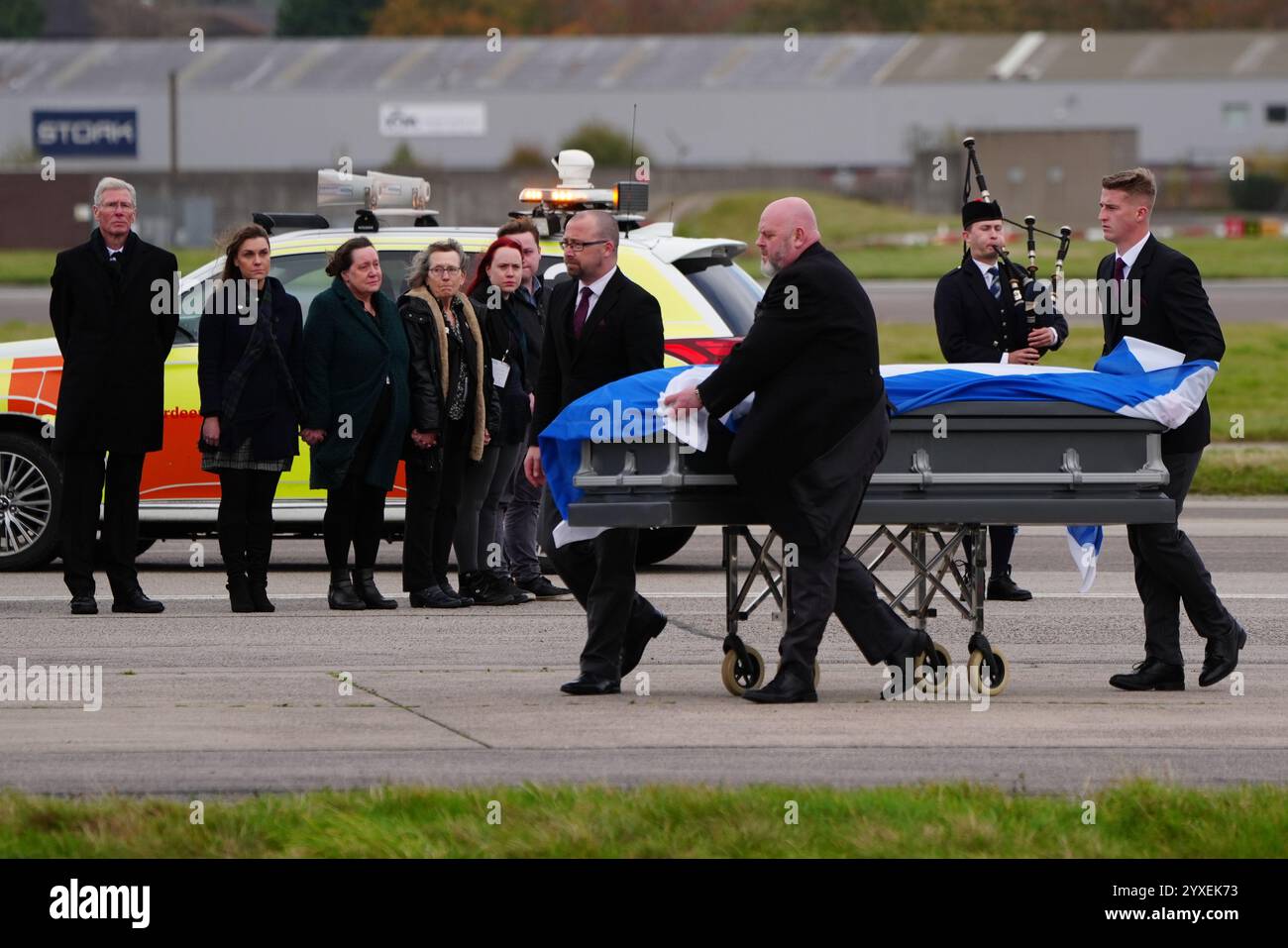 EXAMEN DE l'ANNÉE 2024 photo du dossier du 18/10/24 : le cercueil de l'ancien premier ministre d'Écosse Alex Salmond drapé dans un Saltire est transporté d'un avion à l'aéroport d'Aberdeen, alors qu'il est rapatrié au Royaume-Uni après sa mort à l'Institute for Cultural Diplomacy Forum dans la ville balnéaire de Macédoine du Nord d'Ohrid. M. Salmond a été premier ministre de l'Écosse de 2007 à 2014 et a dirigé le SNP à deux reprises, de 1990 à 2000 et de 2004 à 2014. Date d'émission : lundi 16 décembre 2024. Banque D'Images