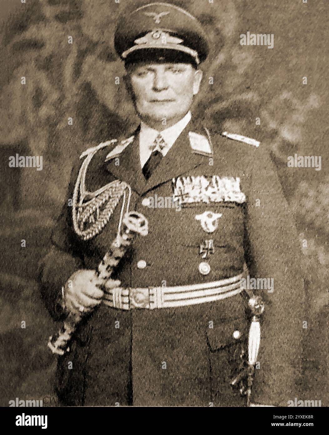Un portrait de Hermann Goring dans les années 1940. en uniforme militaire complet. Hermann Wilhelm Göring ou Goering ; (1893 – 1946) était un homme politique allemand, chef militaire, et plus tard un criminel de guerre reconnu coupable. Il était l'une des figures les plus puissantes du parti nazi pendant la seconde Guerre mondiale - il a également été un ancien pilote de chasse décoré de la première Guerre mondiale - Ein Porträt von Hermann Göring aus den 1940er Jahren in voller Militäruniform. Hermann Wilhelm Göring oder Goering (1893 – 1946) War ein deutscher Politiker, Militärführer und später ein verurteilter Kriegsverbrecher Banque D'Images