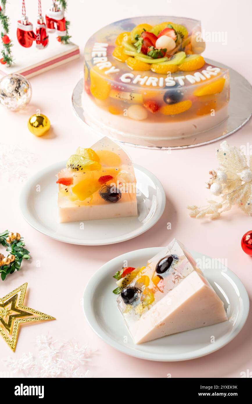 Pudding aux fruits maison avec des ingrédients de fraise, raisin, orange, longan, kiwi et pêche décorés de décorations de Noël Banque D'Images