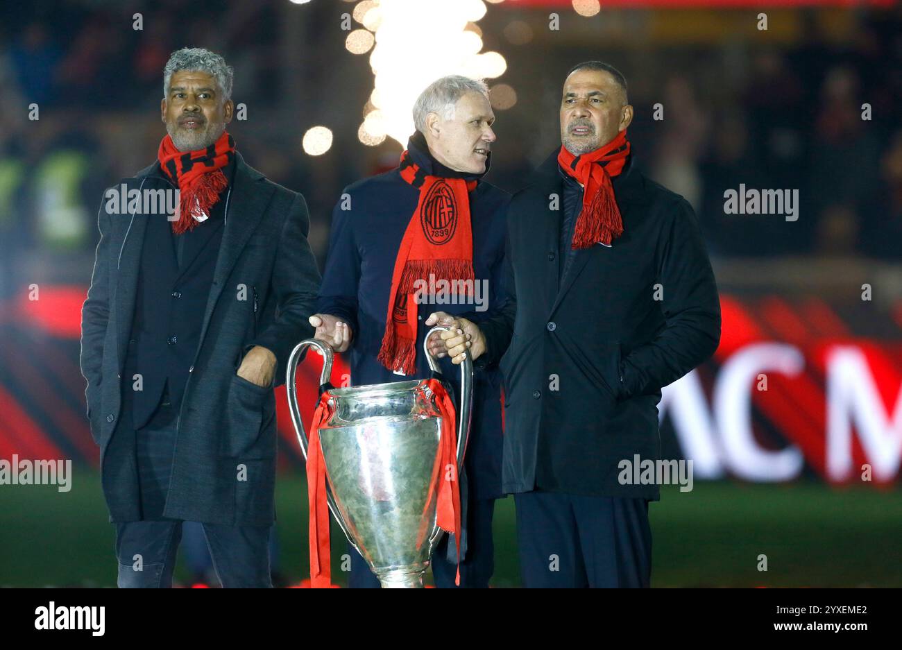 MILAN, ITALIE - 15 DÉCEMBRE : les anciens joueurs néerlandais de l'AC Milan Frank Rijkaard, Marco van Basten et Ruud Gullit célèbrent les 125 ans de Milan, avant le match de Serie A entre l'AC Milan et Gênes CFC au Stadio Giuseppe Meazza le 15 décembre 2024 à Milan, Italie. (Photo de MB Media) Banque D'Images