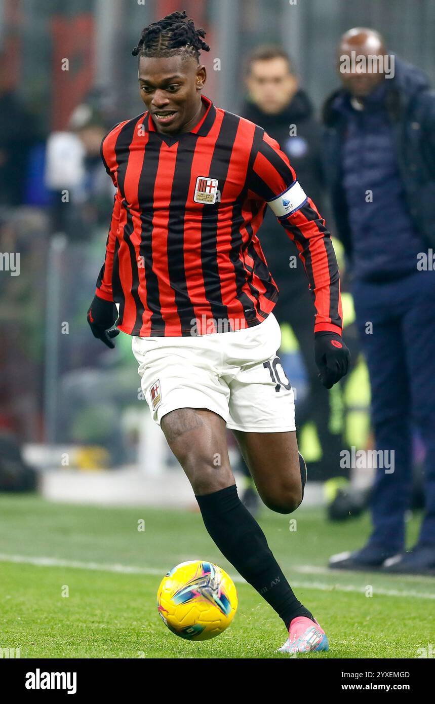 MILAN, ITALIE - 15 DÉCEMBRE : Rafael Leao de l'AC Milan en action, lors du match de Serie A entre l'AC Milan et le CFC de Gênes au Stadio Giuseppe Meazza le 15 décembre 2024 à Milan, Italie. (Photo de MB Media) Banque D'Images