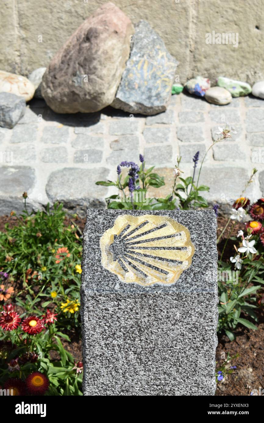 STOCKERAU, AUTRICHE - 30 MAI 2024 : symbole stylisé de coquille Saint-Jacques sculpté sur une pierre indiquant le chemin de James, un chemin de pèlerinage chrétien majeur Banque D'Images