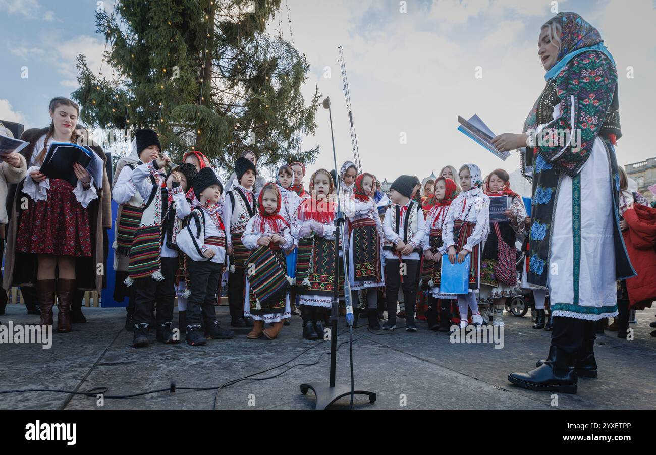 La première chorale communautaire roumaine de chanteurs de chant à Trafalgar Square à Londres. Banque D'Images