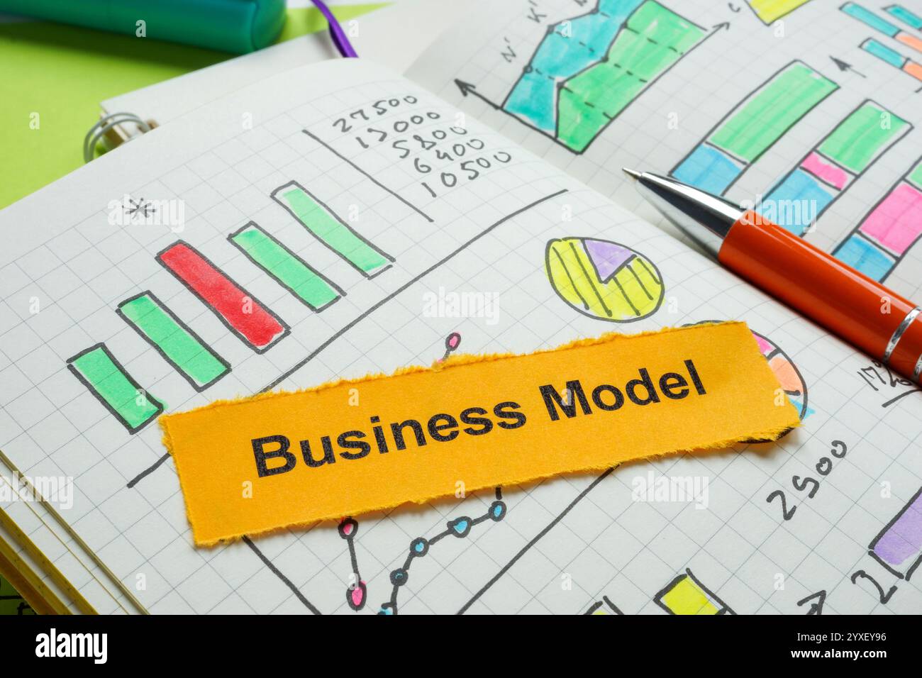 Ordinateur portable ouvert avec modèle commercial. Planification stratégique. Banque D'Images