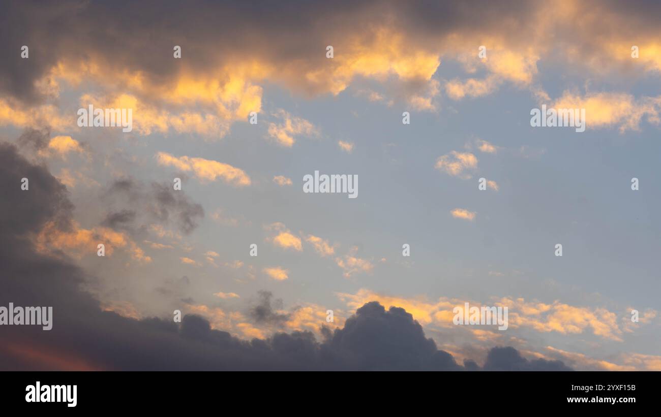 Beau coucher de soleil ou lever de soleil ciel, fond de nature. Le beau ciel clair a été peint avec des nuances dorées vives par la lumière du soleil. Banque D'Images