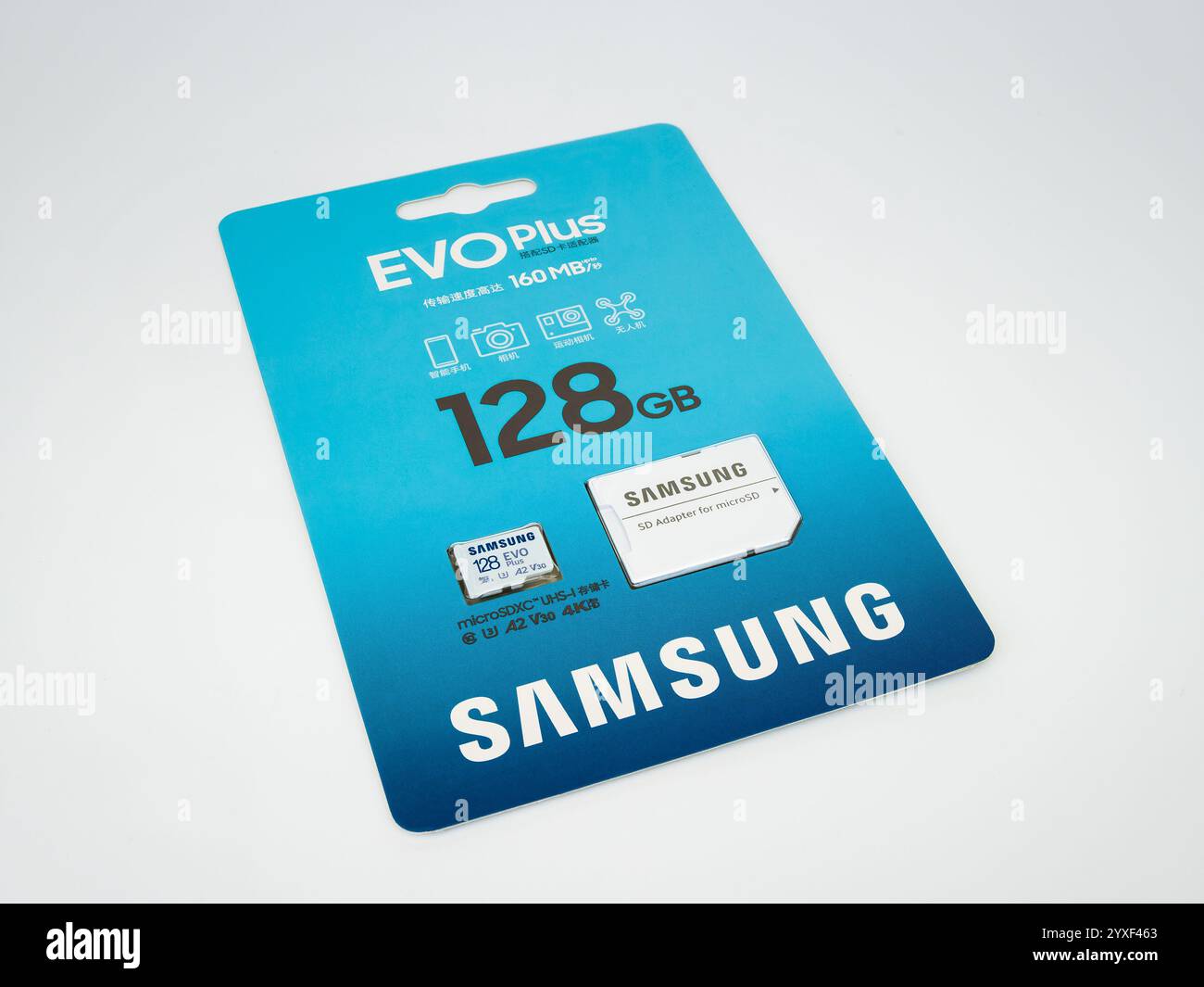 Zaporizhzhia, Ukraine - 19 août 2024 : Samsung 128 Go microSDXC Class 10 UHS-I U3 V30 A2 EVO plus carte mémoire et adaptateur SD dans un emballage de marque est Banque D'Images