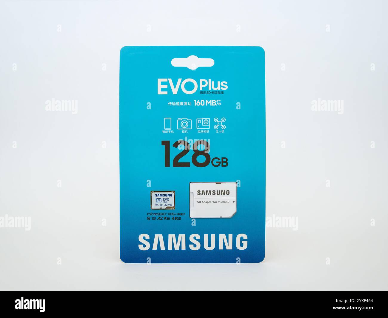 Zaporizhzhia, Ukraine - 19 août 2024 : Samsung 128 Go microSDXC Class 10 UHS-I U3 V30 A2 EVO plus carte mémoire et adaptateur SD dans un emballage de marque ve Banque D'Images