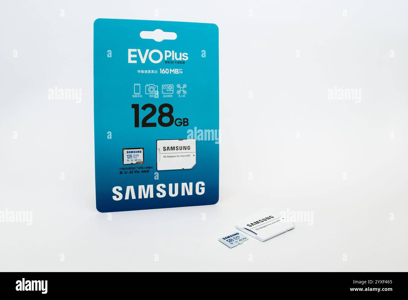 Zaporizhzhia, Ukraine - 19 août 2024 : Samsung microSDXC Class 10 UHS-I U3 V30 A2 EVO plus carte mémoire 128 Go et adaptateur SD dans un emballage de marque et Banque D'Images