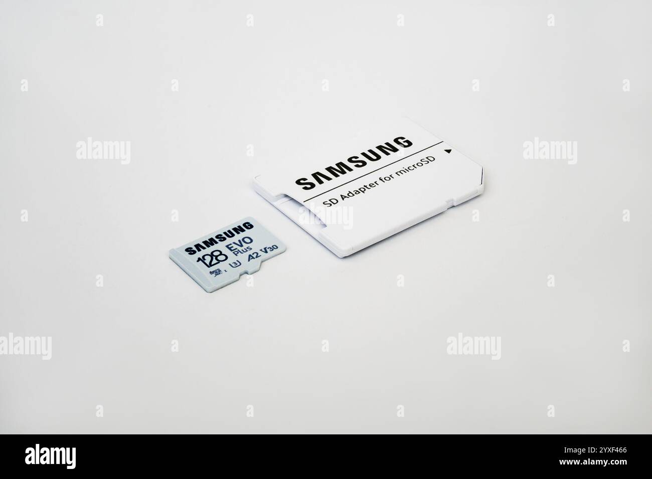 Zaporizhzhia, Ukraine - 19 août 2024 : Samsung microSDXC Class 10 UHS-I U3 V30 A2 EVO plus carte mémoire 128 Go et adaptateur SD isolé sur fond blanc Banque D'Images
