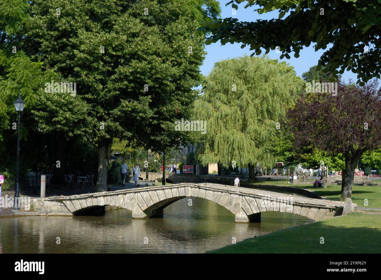 Bourton sur l'eau dans les Cotswolds d'été Gloucestershire Angleterre Royaume-Uni Banque D'Images