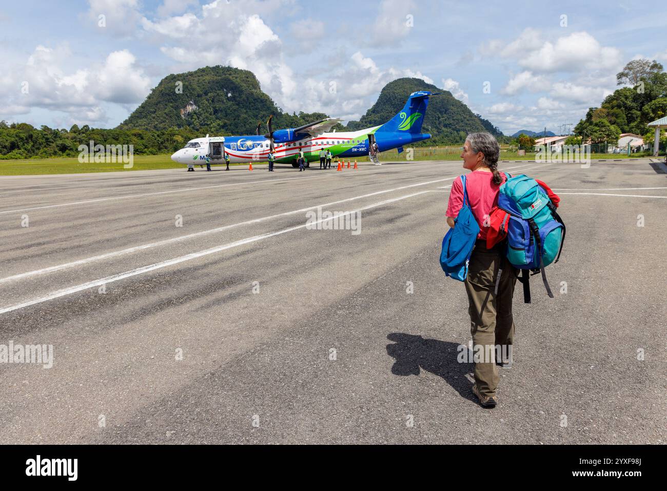 Marcher pour embarquer sur le vol MAS Wings à Mulu, Sarawak, Malaisie, Bornéo Banque D'Images