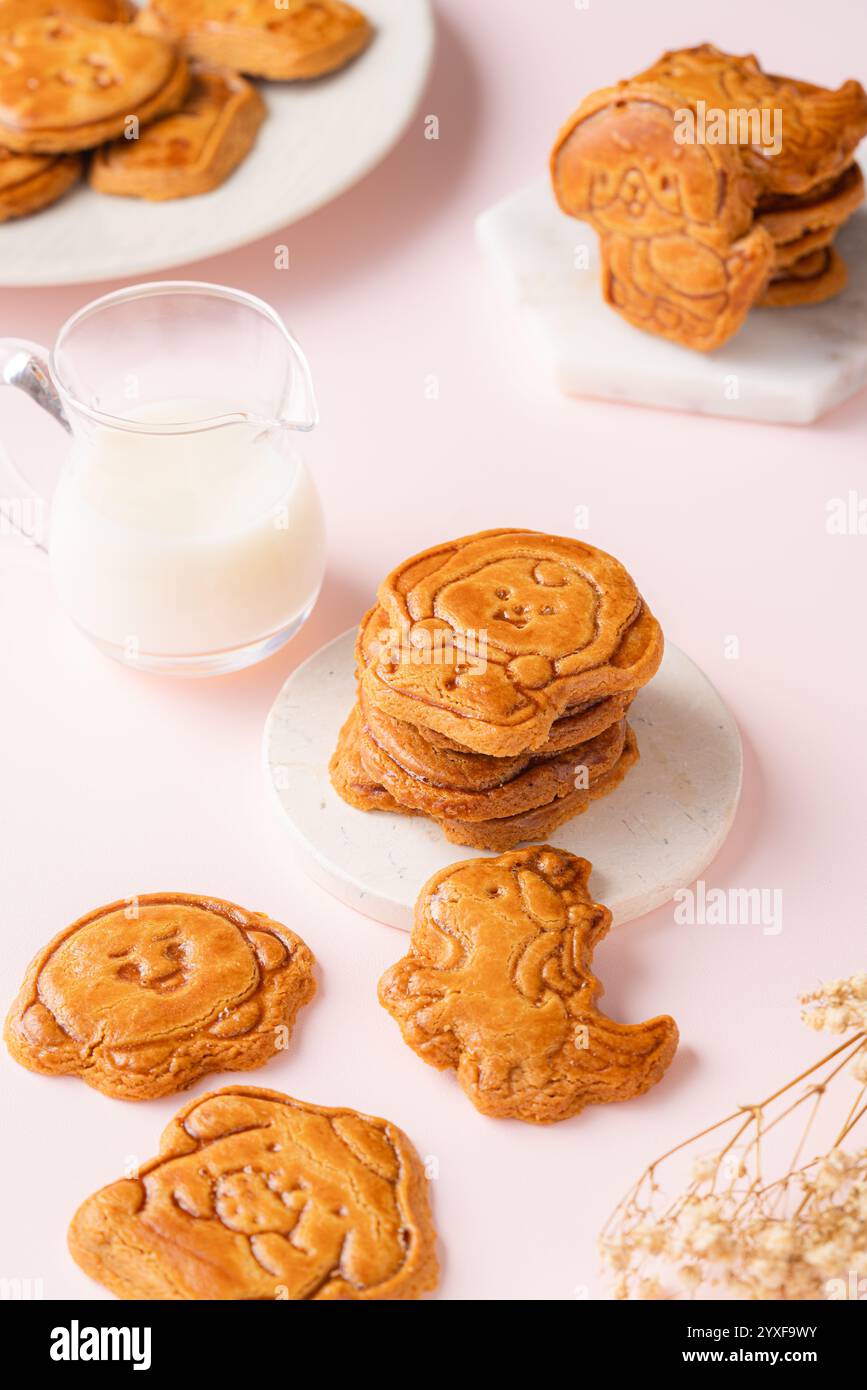 Les biscuits Mooncake sont de petites collations sucrées qui ressemblent à la couche extérieure du gâteau de lune. Contrairement aux gâteaux de lune traditionnels cuits au four, ces biscuits sont U. Banque D'Images