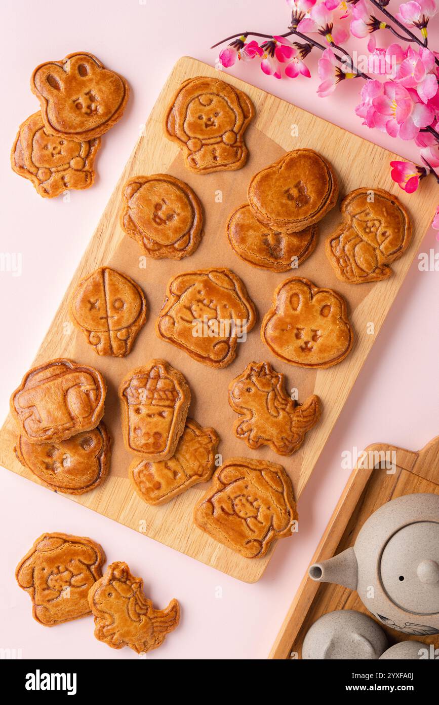 Les biscuits Mooncake sont de petites collations sucrées qui ressemblent à la couche extérieure du gâteau de lune. Contrairement aux gâteaux de lune traditionnels cuits au four, ces biscuits sont U. Banque D'Images