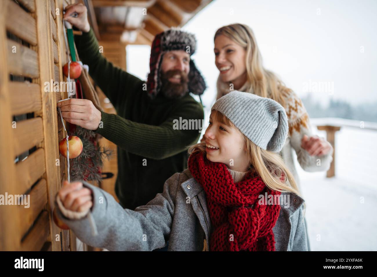 La famille décore la maison avec des décorations de Noël. Célébration de Noël et du nouvel an. Banque D'Images