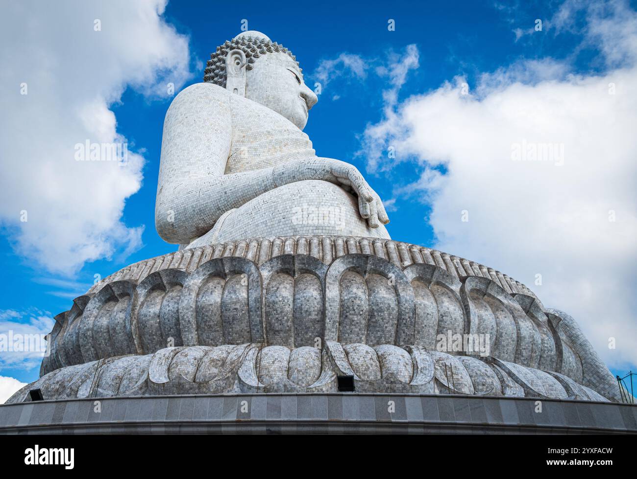 Grande statue de Bouddha vue de bas angle contre le ciel intéressant à Phuket, Thaïlande Banque D'Images