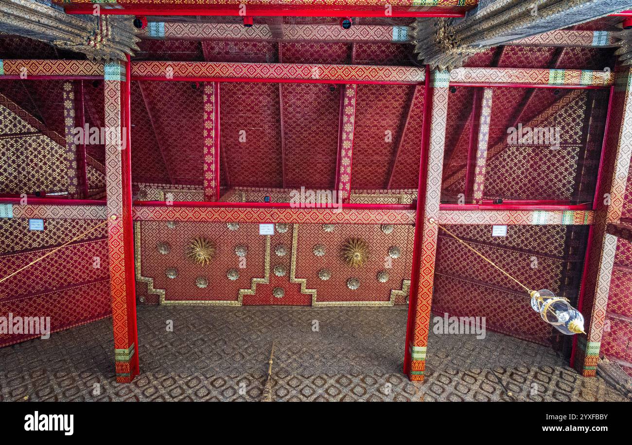 Design décoratif et motifs au plafond du temple du Bouddha d'émeraude, Bangkok Banque D'Images