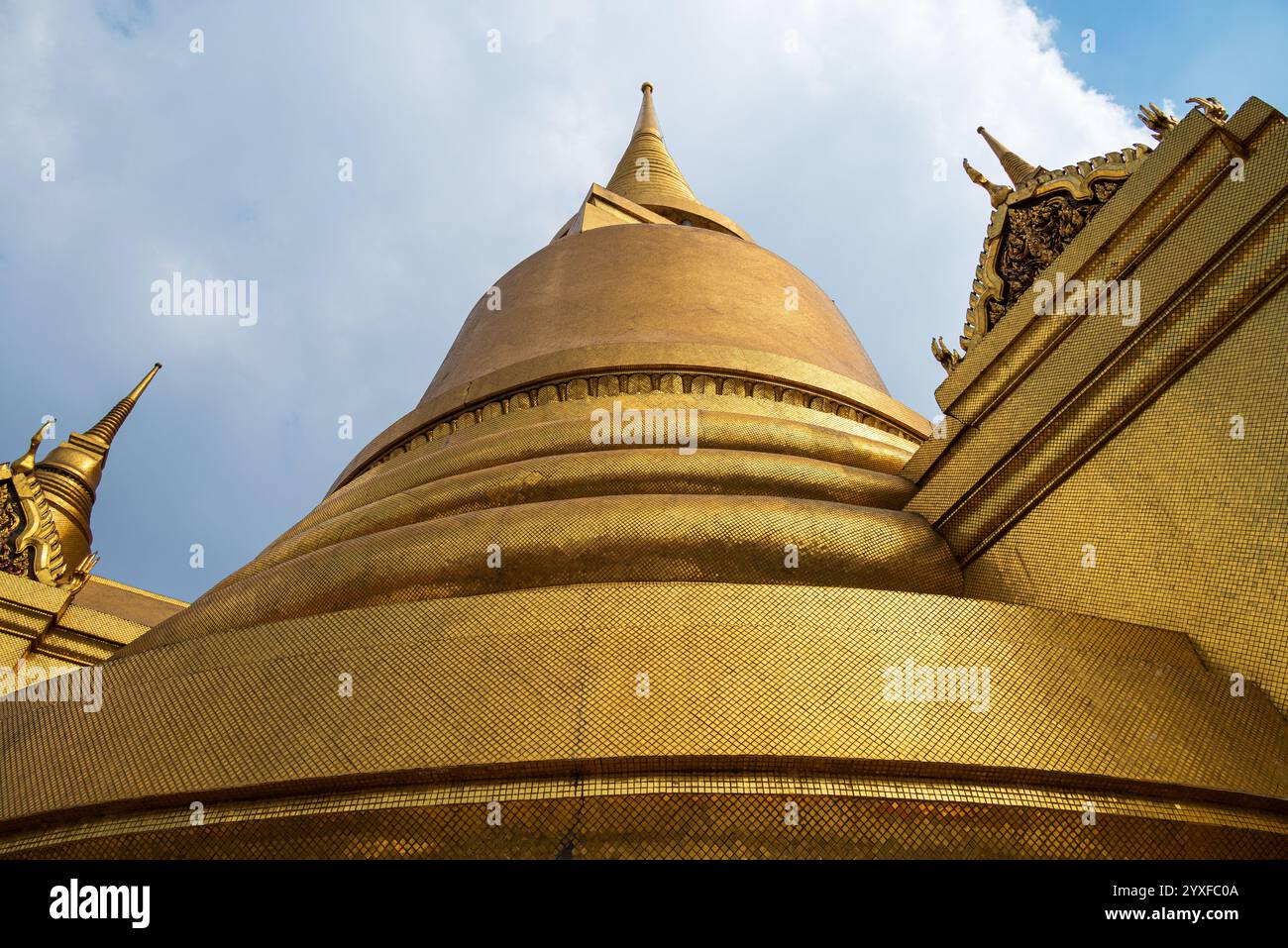 Stupa recouvert d'or, Phra Siratana Chedi, sous un angle proche au temple du Bouddha d'émeraude à Bangkok, Thaïlande Banque D'Images