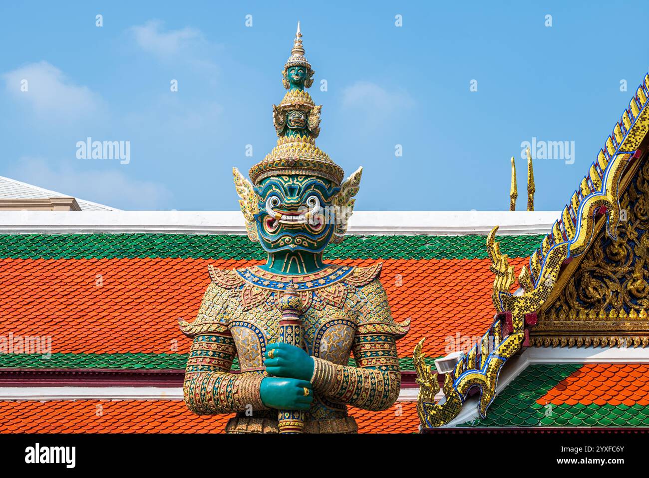 Sculpture d'un gardien géant à la porte du temple du Bouddha d'émeraude, Bangkok Banque D'Images