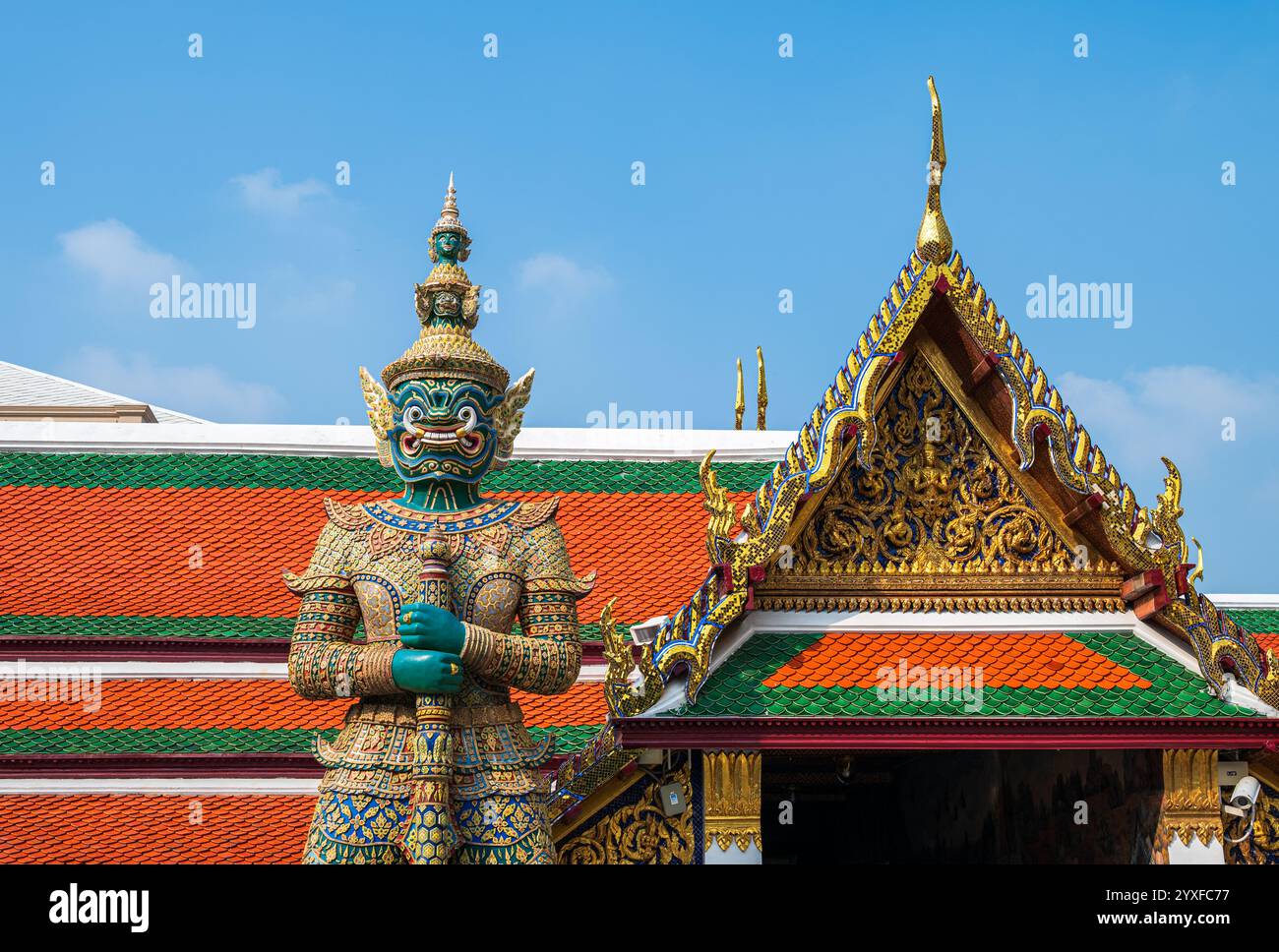 Sculpture d'un gardien géant à la porte du temple du Bouddha d'émeraude, Bangkok Banque D'Images