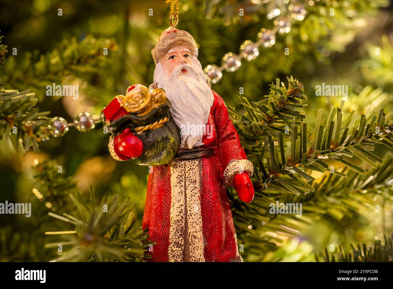 Une décoration d'arbre de Noël en forme de Père Noël, accrochée à un arbre de Noël Banque D'Images
