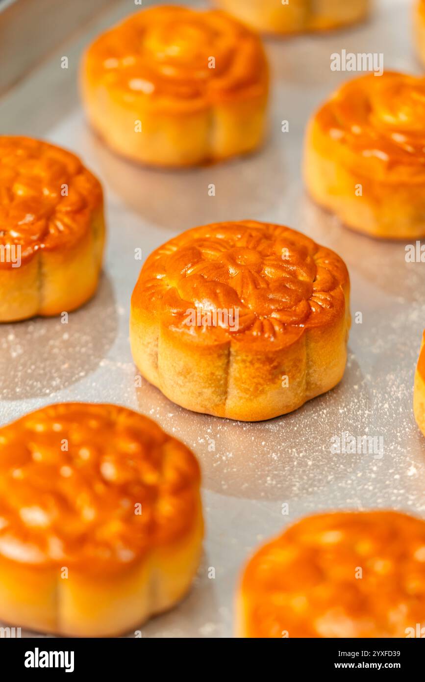 Procédé de fabrication de gâteaux de lune. Un gâteau de lune est un produit de boulangerie chinois traditionnellement consommé pendant le festival de la mi-automne. Banque D'Images