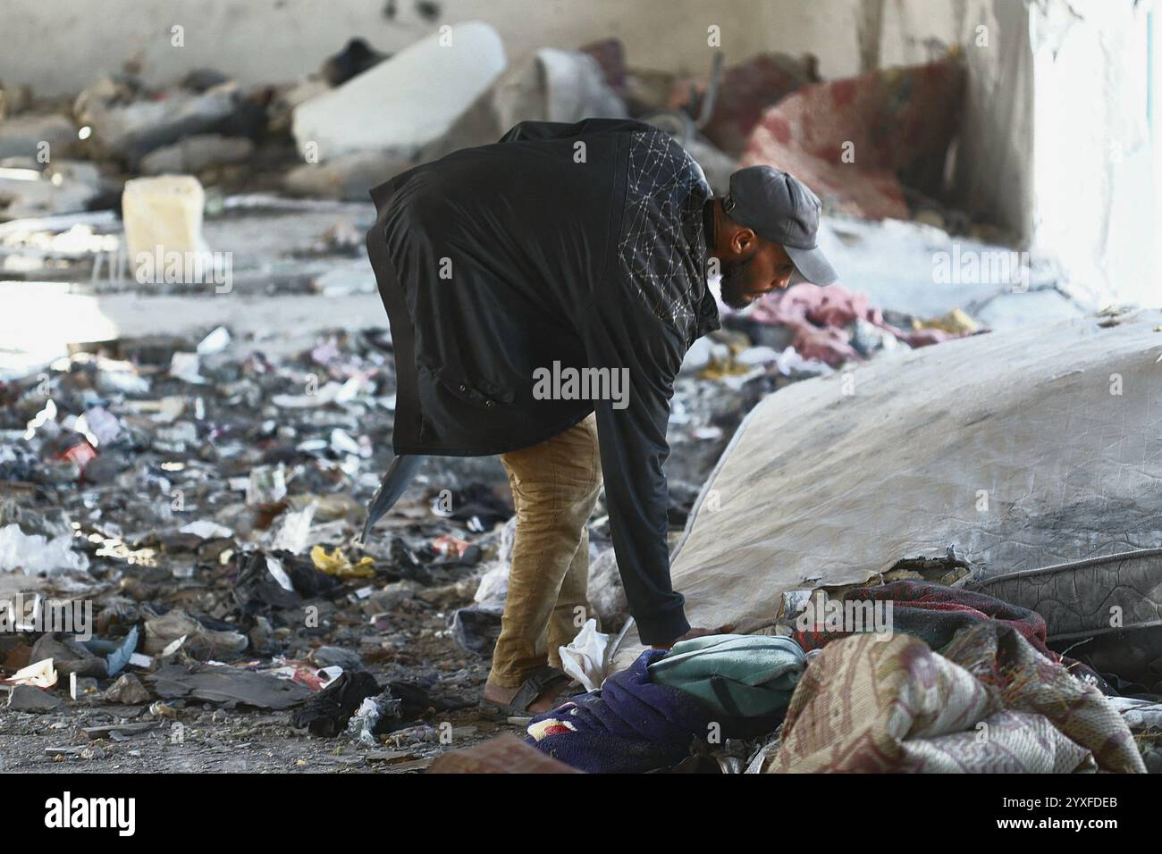 Khan Yunis, Palestine. 16 décembre 2024. Des Palestiniens inspectent les dégâts suite à une attaque de l’armée israélienne contre une école abritant des familles déplacées appartenant à l’Office de secours et de travaux des Nations Unies pour les réfugiés de Palestine dans le proche-Orient (UNRWA) à Khan Yunis, Gaza, bande de Gaza, territoire palestinien, le 16 décembre, 2024. photo de Ramez Habboub/ABACAPRESS. COM Credit : Abaca Press/Alamy Live News Banque D'Images