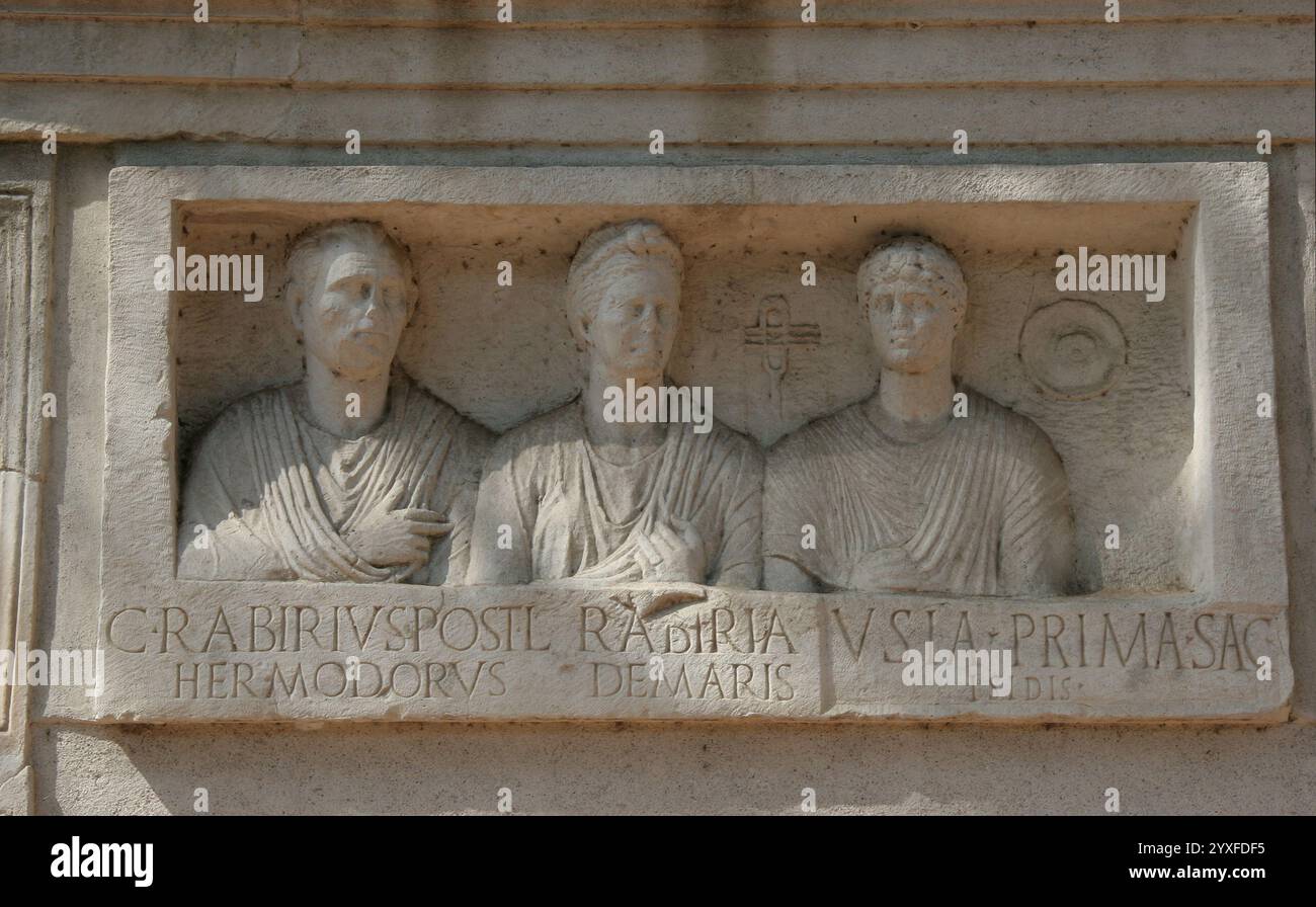 La voie Appienne (via Apia). Route reliant Rome à Brindisi et aux Pouilles. L'ère de la République. 312 A.B. Funeray monument. Tombeau de Rabiri. Soulagement de prêtresse Banque D'Images