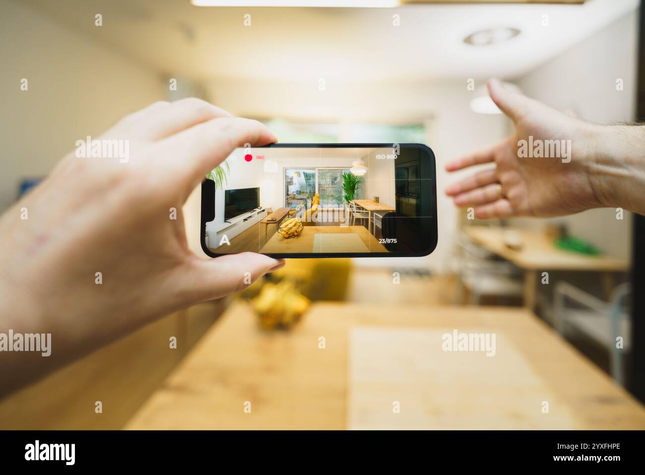 smartphone agent de visite virtuelle immobilier montrer l'offre de réservation de vie intérieure de maison Banque D'Images