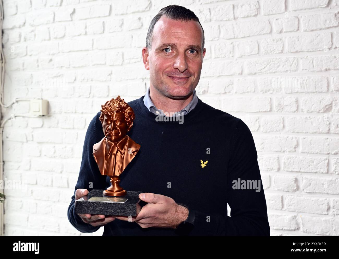 Grimbergen, Belgique. 16 décembre 2024. L'entraîneur-chef du club, Nicky Hayen, pose pour le photographe lors d'une cérémonie pour le trophée Raymond Goethals et le Prix Dominique D'Onofrio, lundi 16 décembre 2024, à Grimbergen. Le trophée Raymond Goethals est réservé aux coachs belges, actifs en Belgique ou à l’étranger. Le Prix Dominique D'Onofrio est réservé aux débutants de la Jupiler Pro League et âgés de moins de 20 ans. BELGA PHOTO ERIC LALMAND crédit : Belga News Agency/Alamy Live News Banque D'Images