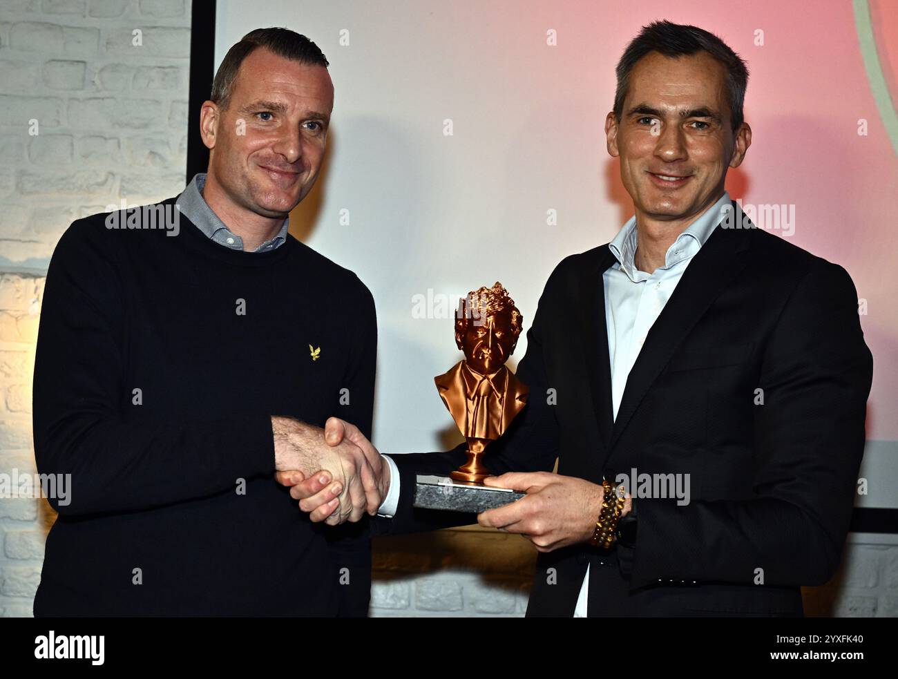 Grimbergen, Belgique. 16 décembre 2024. L'entraîneur-chef du club, Nicky Hayen, et le PDG de Pro League, Lorin Parys, photographiés lors d'une cérémonie pour le trophée Raymond Goethals et le Prix Dominique D'Onofrio, lundi 16 décembre 2024, à Grimbergen. Le trophée Raymond Goethals est réservé aux coachs belges, actifs en Belgique ou à l’étranger. Le Prix Dominique D'Onofrio est réservé aux débutants de la Jupiler Pro League et âgés de moins de 20 ans. BELGA PHOTO ERIC LALMAND crédit : Belga News Agency/Alamy Live News Banque D'Images