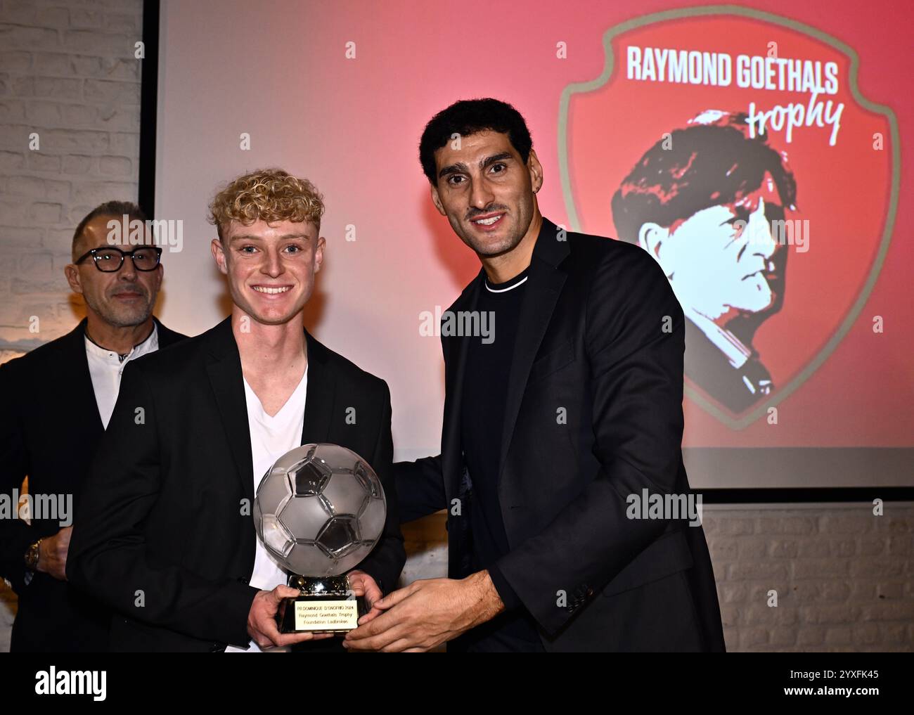 Grimbergen, Belgique. 16 décembre 2024. Joaquin Seys et Marouane Fellaini du Club photographiés lors d'une cérémonie pour le 'Trophée Raymond Goethals' et le 'Prix Dominique D'Onofrio', lundi 16 décembre 2024, à Grimbergen. Le trophée Raymond Goethals est réservé aux coachs belges, actifs en Belgique ou à l’étranger. Le Prix Dominique D'Onofrio est réservé aux débutants de la Jupiler Pro League et âgés de moins de 20 ans. BELGA PHOTO ERIC LALMAND crédit : Belga News Agency/Alamy Live News Banque D'Images
