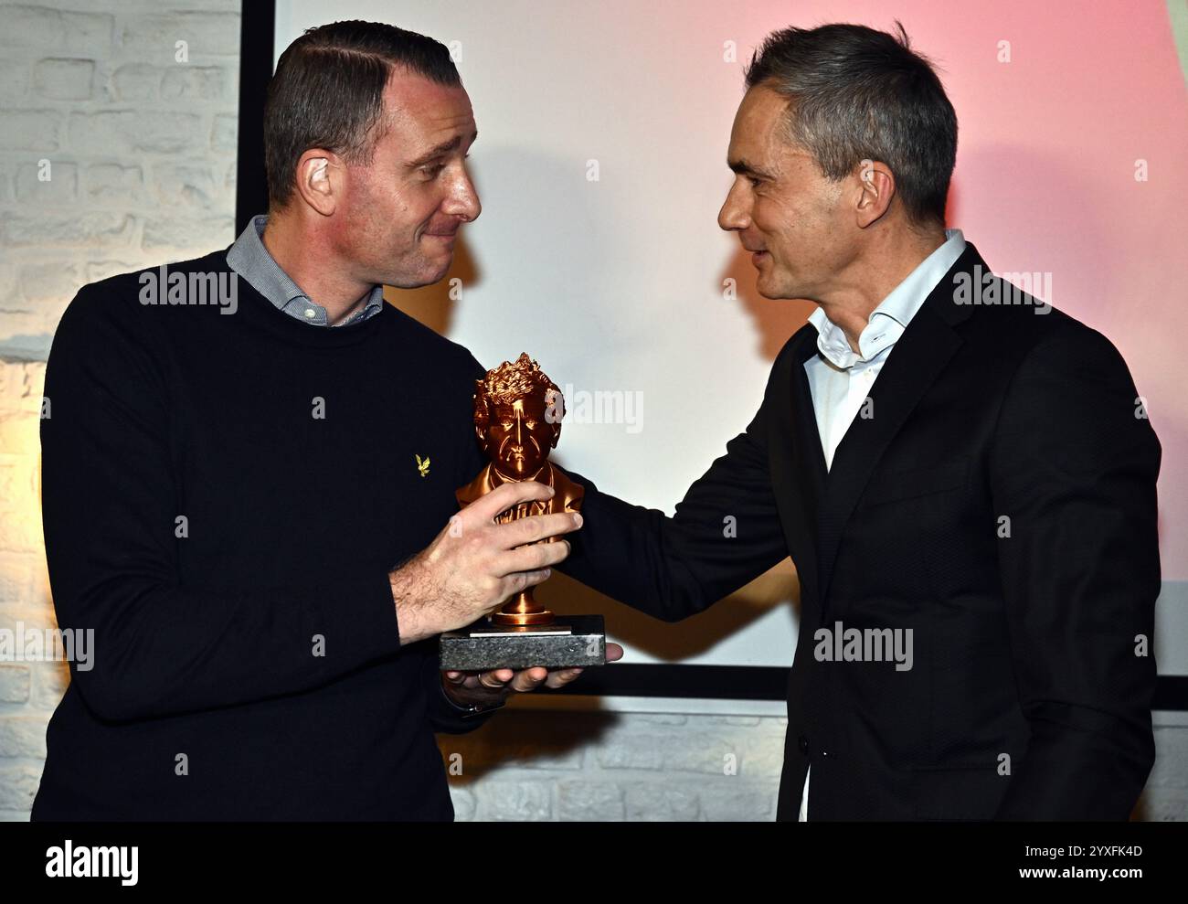 Grimbergen, Belgique. 16 décembre 2024. L'entraîneur-chef du club, Nicky Hayen, et le PDG de Pro League, Lorin Parys, photographiés lors d'une cérémonie pour le trophée Raymond Goethals et le Prix Dominique D'Onofrio, lundi 16 décembre 2024, à Grimbergen. Le trophée Raymond Goethals est réservé aux coachs belges, actifs en Belgique ou à l’étranger. Le Prix Dominique D'Onofrio est réservé aux débutants de la Jupiler Pro League et âgés de moins de 20 ans. BELGA PHOTO ERIC LALMAND crédit : Belga News Agency/Alamy Live News Banque D'Images
