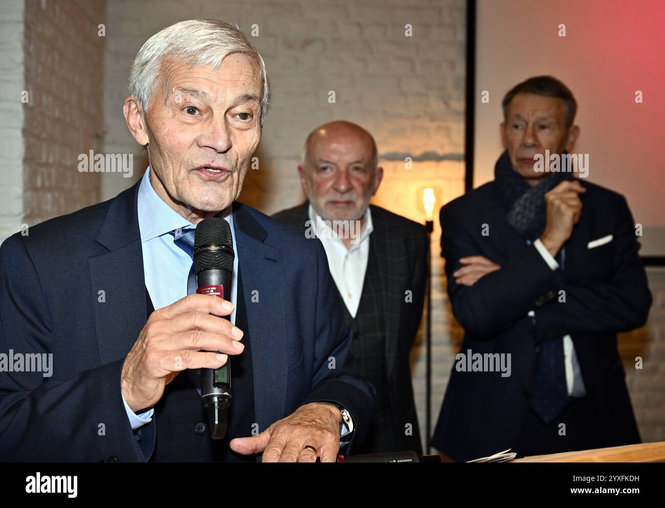 Grimbergen, Belgique. 16 décembre 2024. Louis de Pelsmaeker, Alain Ronse et Guy Goethals photographiés lors d'une cérémonie pour le 'Trophée Raymond Goethals' et le 'Prix Dominique D'Onofrio', lundi 16 décembre 2024, à Grimbergen. Le trophée Raymond Goethals est réservé aux coachs belges, actifs en Belgique ou à l’étranger. Le Prix Dominique D'Onofrio est réservé aux débutants de la Jupiler Pro League et âgés de moins de 20 ans. BELGA PHOTO ERIC LALMAND crédit : Belga News Agency/Alamy Live News Banque D'Images