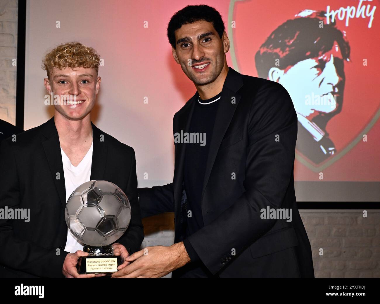 Grimbergen, Belgique. 16 décembre 2024. Joaquin Seys et Marouane Fellaini du Club photographiés lors d'une cérémonie pour le 'Trophée Raymond Goethals' et le 'Prix Dominique D'Onofrio', lundi 16 décembre 2024, à Grimbergen. Le trophée Raymond Goethals est réservé aux coachs belges, actifs en Belgique ou à l’étranger. Le Prix Dominique D'Onofrio est réservé aux débutants de la Jupiler Pro League et âgés de moins de 20 ans. BELGA PHOTO ERIC LALMAND crédit : Belga News Agency/Alamy Live News Banque D'Images