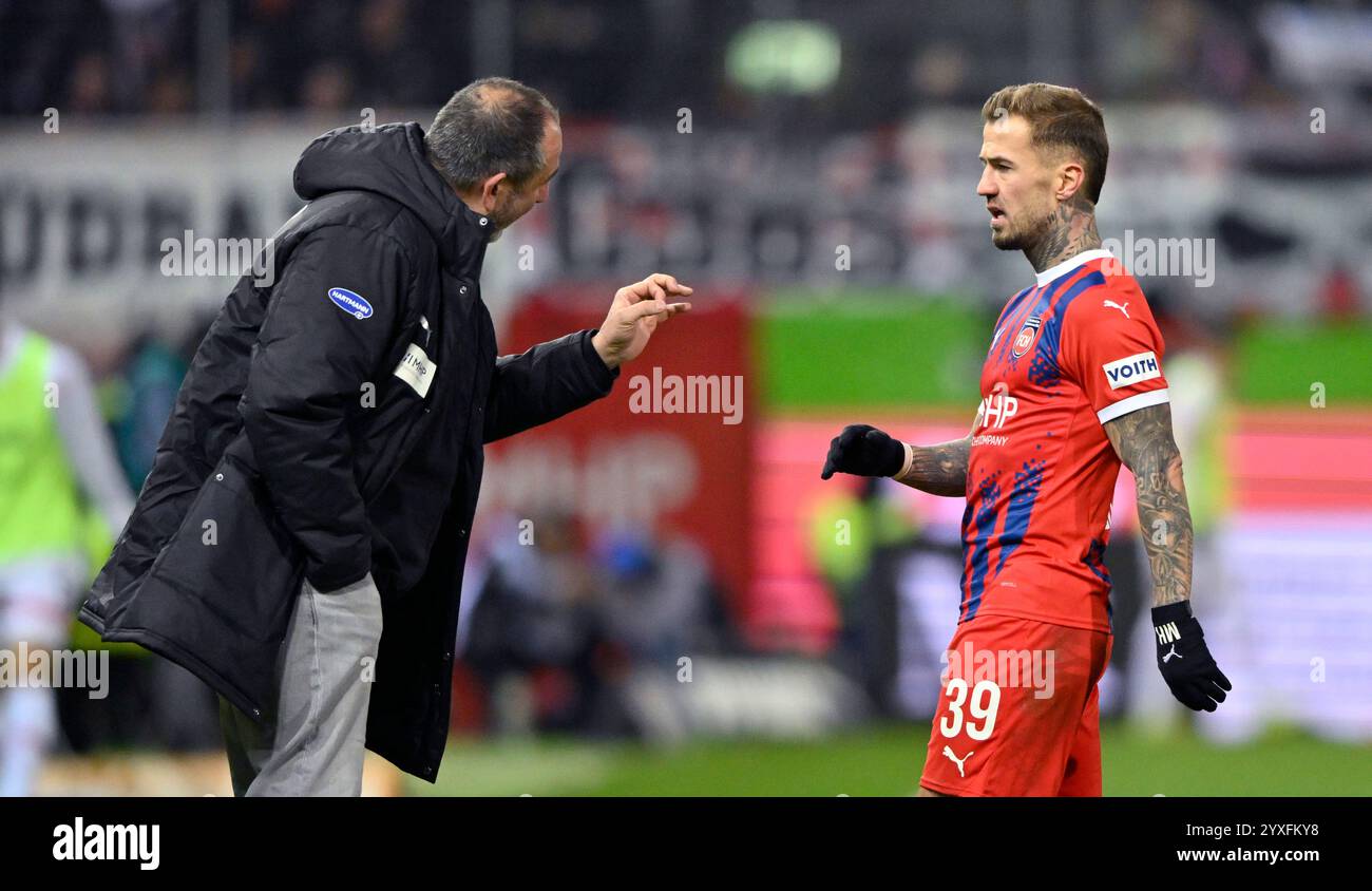 Entraîneur entraîneur Frank Schmidt 1. FC Heidenheim 1846 FCH am Spielfeldrand Gestik geste im gespraech Diskussion mit Niklas Dorsch 1. FC Heidenheim 1846 FCH (39) 1. FC HEIDENHEIM 1846 FCH VS VFB STUTTGART 15.12.2024 LA RÉGLEMENTATION DFL INTERDIT TOUTE UTILISATION DE PHOTOGRAPHIES COMME SÉQUENCES D'IMAGES ET/OU QUASI-VIDÉO Banque D'Images