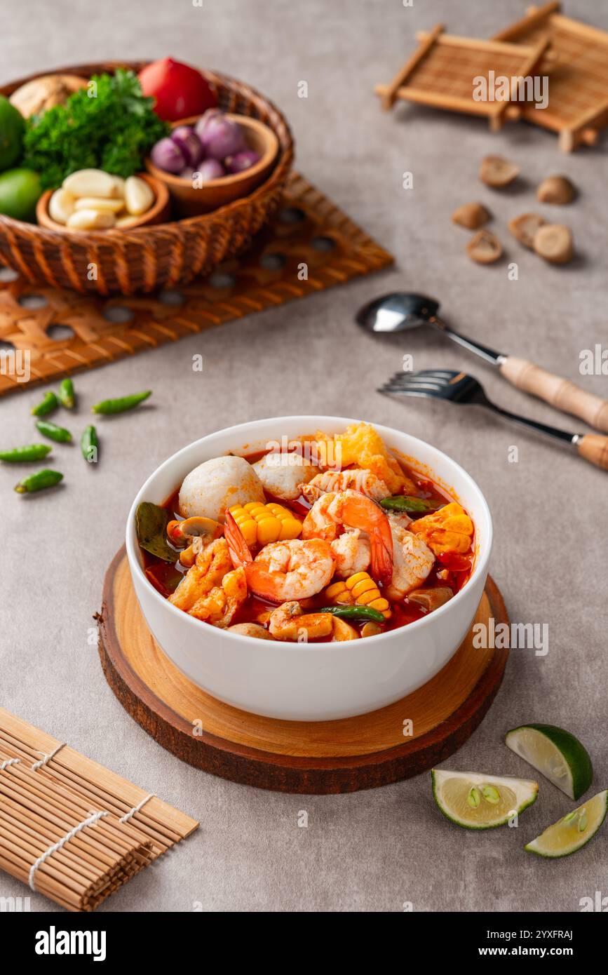 Bol à soupe de crevettes, Tom Yum ou tom Yam est un type de soupe thaïlandaise chaude et aigre, généralement cuite avec des crevettes (crevettes) Banque D'Images
