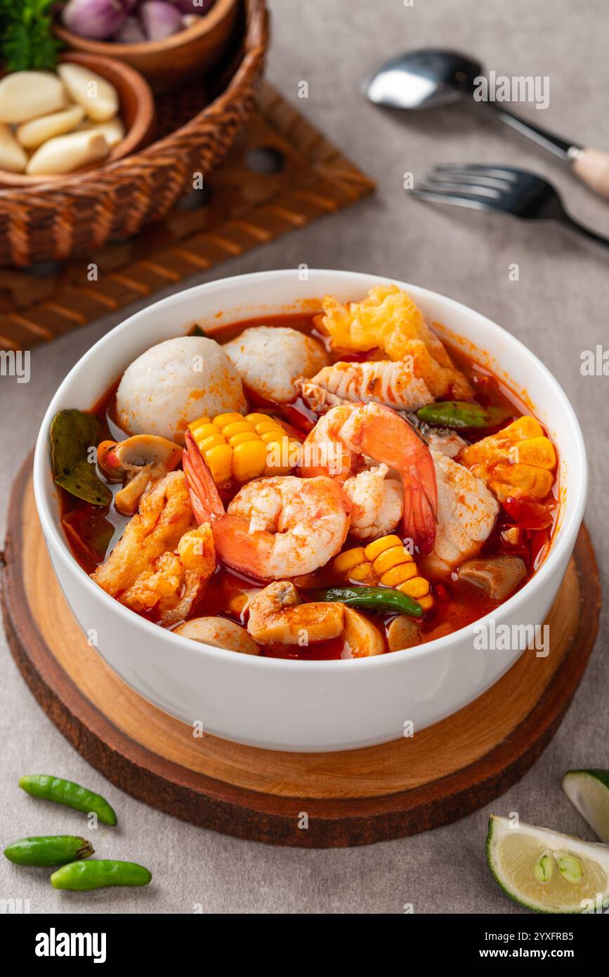 Bol à soupe de crevettes, Tom Yum ou tom Yam est un type de soupe thaïlandaise chaude et aigre, généralement cuite avec des crevettes (crevettes) Banque D'Images