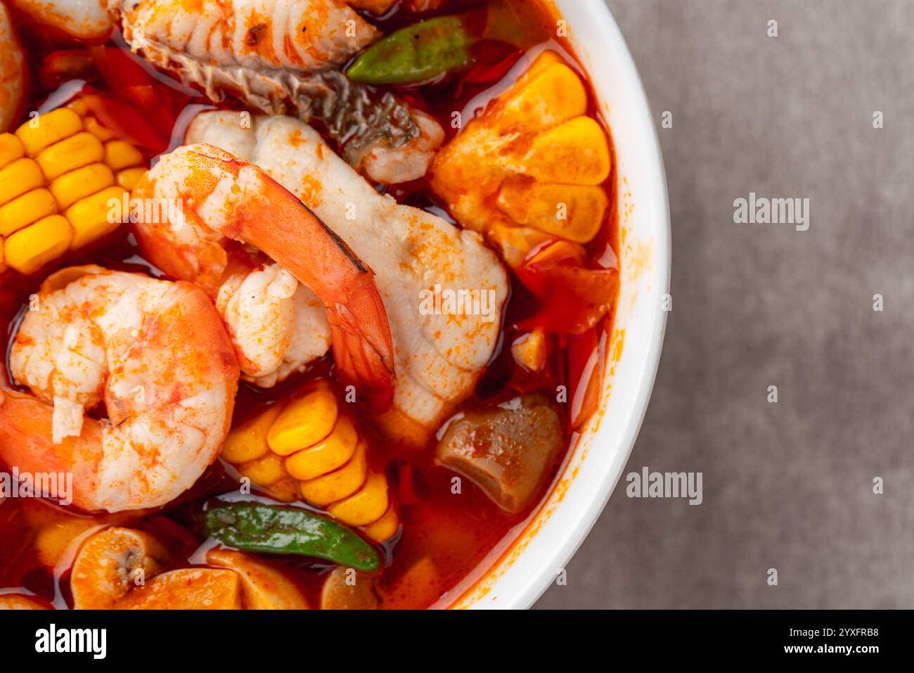 Bol à soupe de crevettes, Tom Yum ou tom Yam est un type de soupe thaïlandaise chaude et aigre, généralement cuite avec des crevettes (crevettes) Banque D'Images