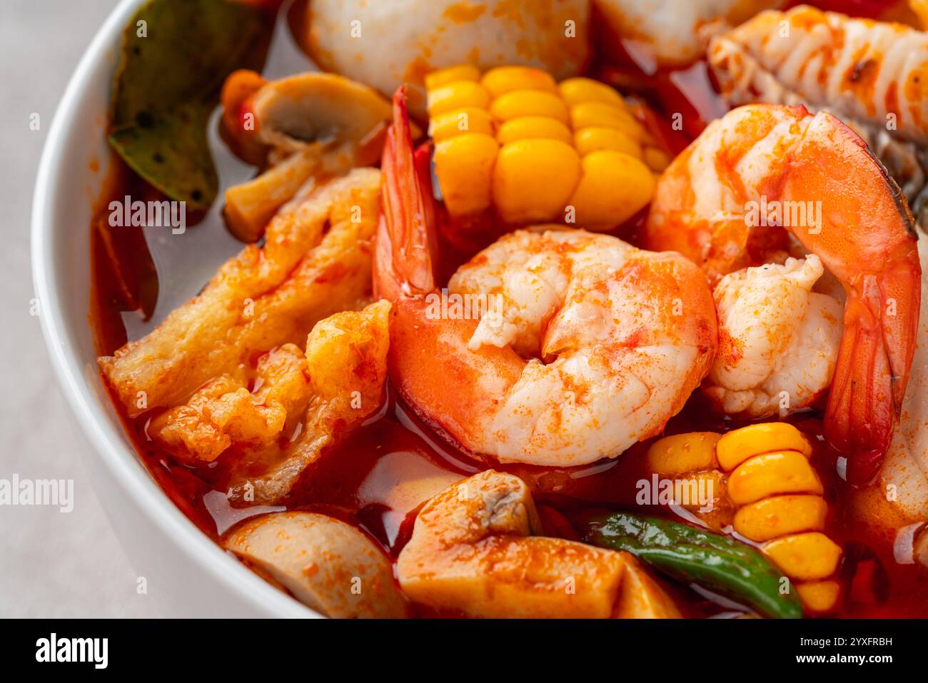 Bol à soupe de crevettes, Tom Yum ou tom Yam est un type de soupe thaïlandaise chaude et aigre, généralement cuite avec des crevettes (crevettes) Banque D'Images