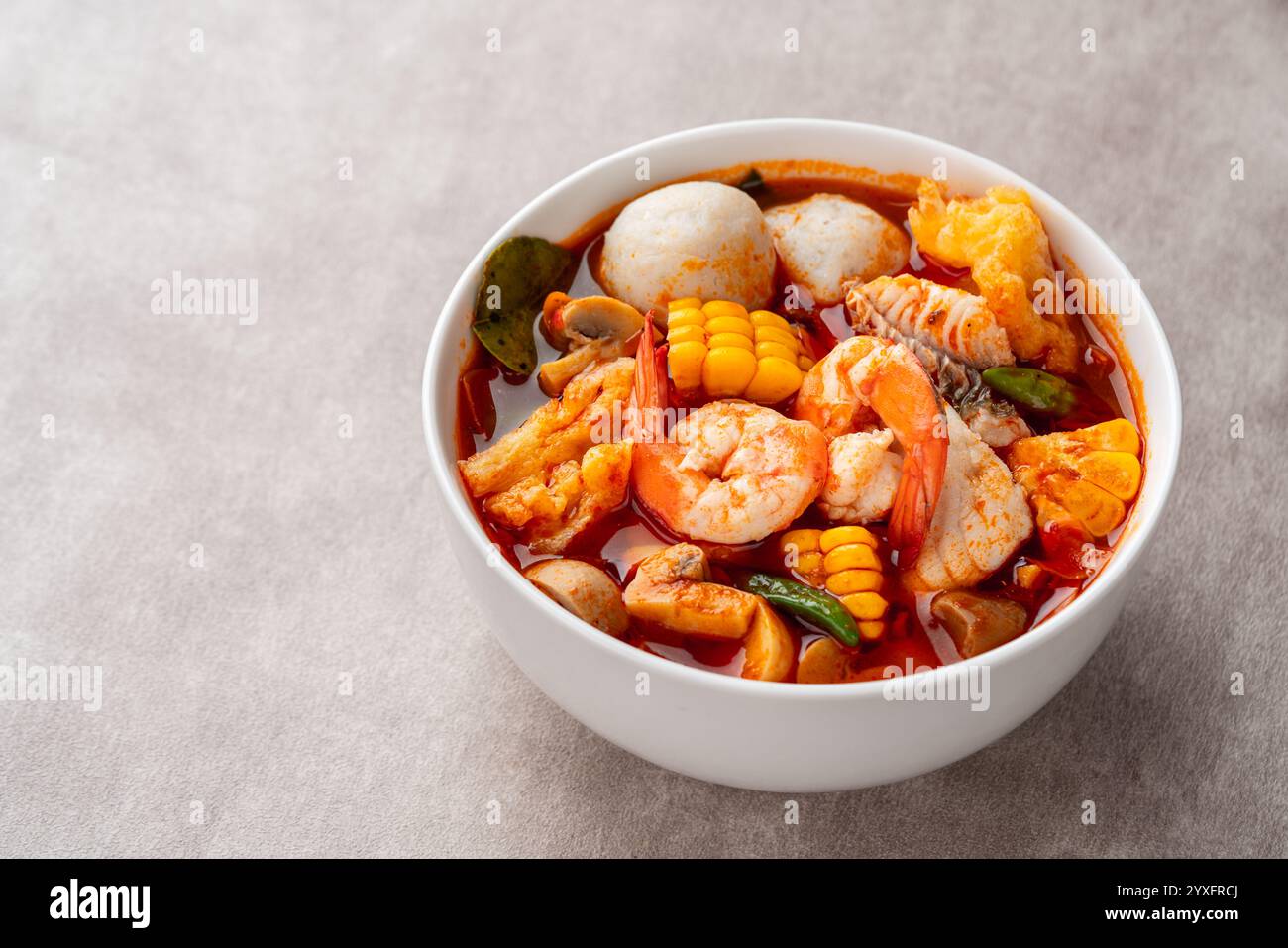 Bol à soupe de crevettes, Tom Yum ou tom Yam est un type de soupe thaïlandaise chaude et aigre, généralement cuite avec des crevettes (crevettes) Banque D'Images