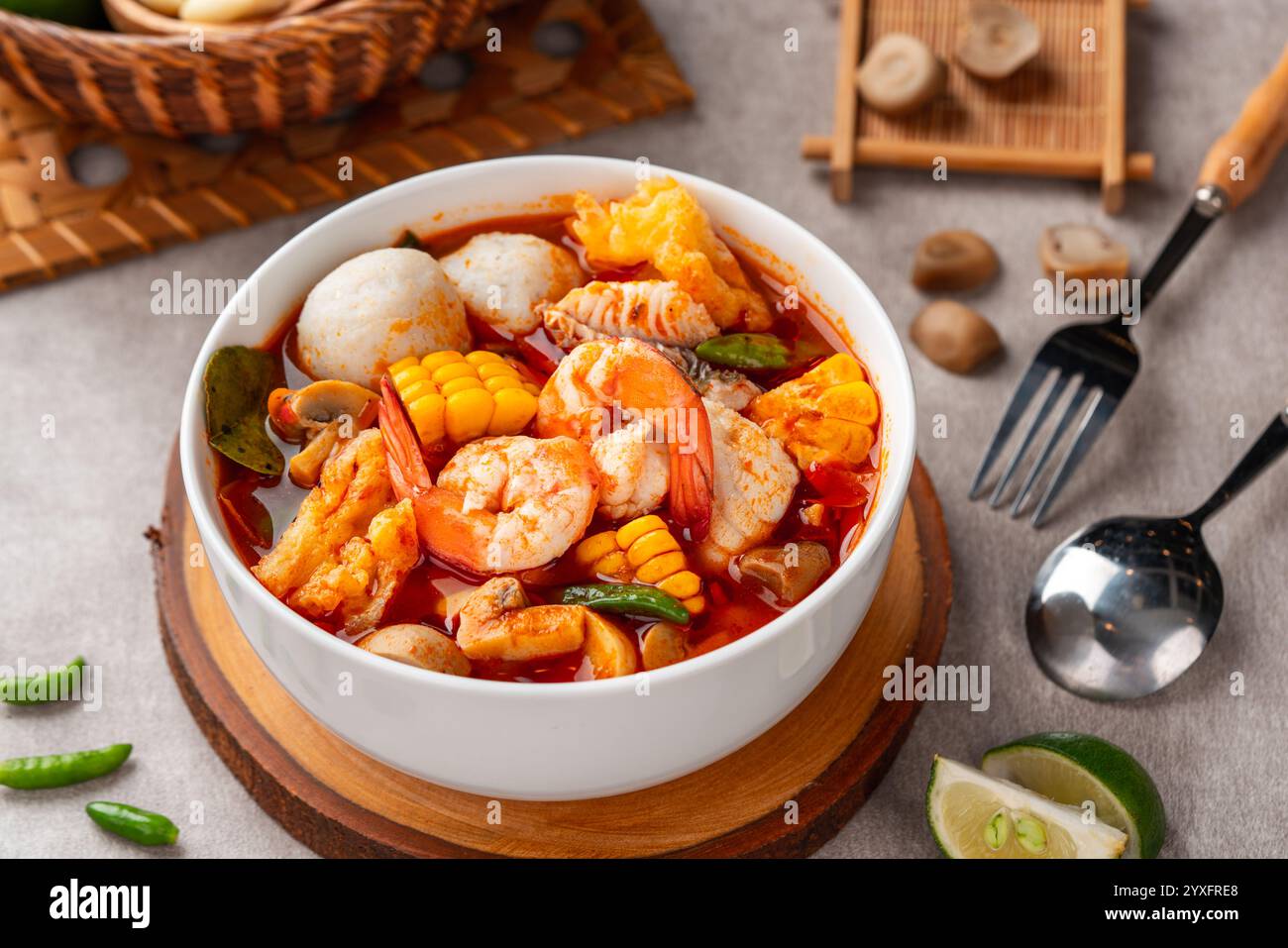Bol à soupe de crevettes, Tom Yum ou tom Yam est un type de soupe thaïlandaise chaude et aigre, généralement cuite avec des crevettes (crevettes) Banque D'Images