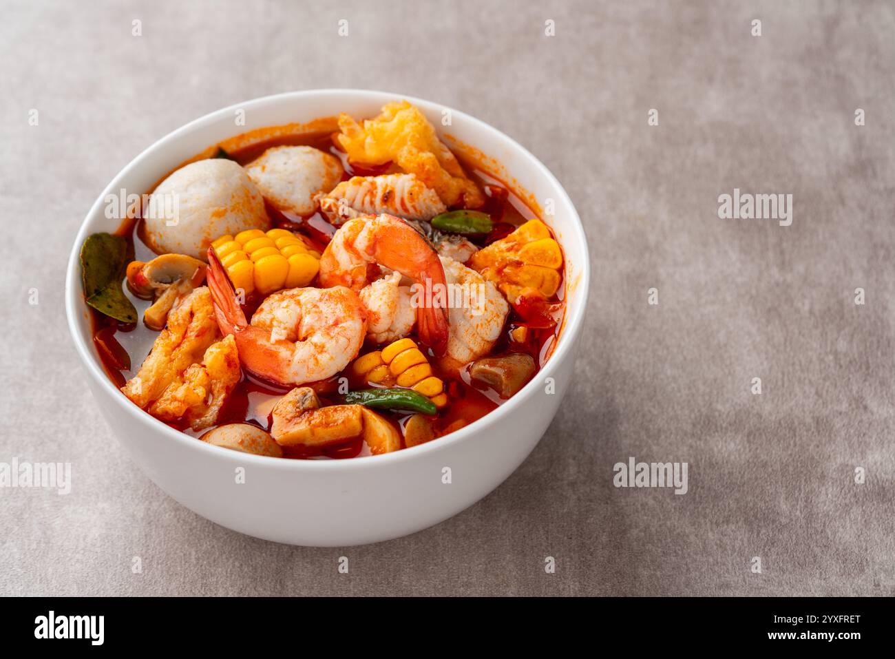 Bol à soupe de crevettes, Tom Yum ou tom Yam est un type de soupe thaïlandaise chaude et aigre, généralement cuite avec des crevettes (crevettes) Banque D'Images