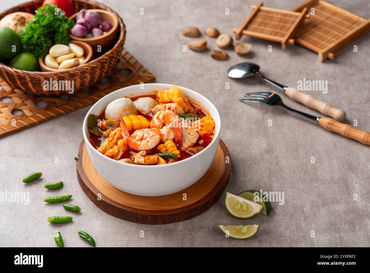 Bol à soupe de crevettes, Tom Yum ou tom Yam est un type de soupe thaïlandaise chaude et aigre, généralement cuite avec des crevettes (crevettes) Banque D'Images