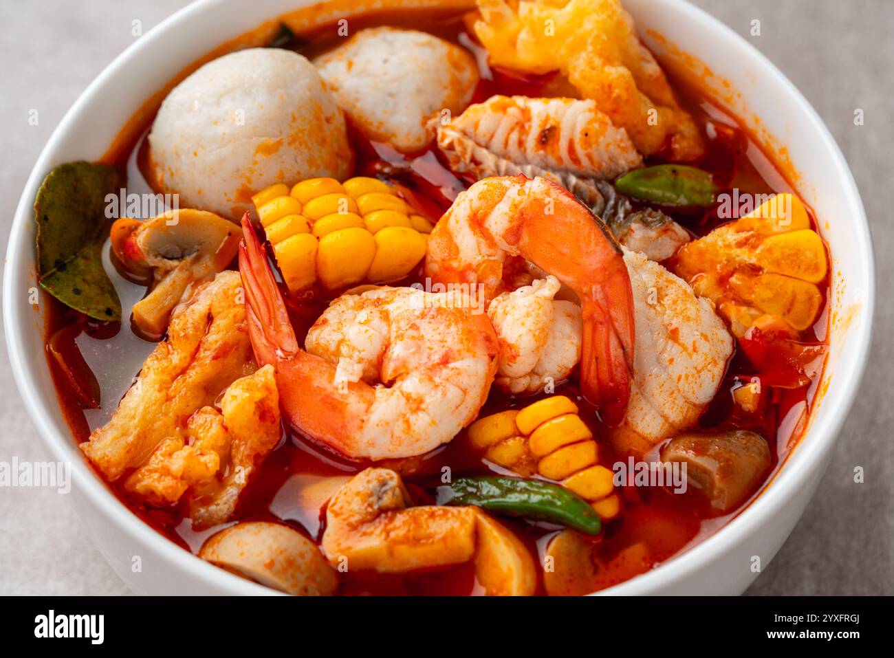 Bol à soupe de crevettes, Tom Yum ou tom Yam est un type de soupe thaïlandaise chaude et aigre, généralement cuite avec des crevettes (crevettes) Banque D'Images